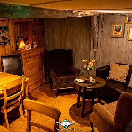 The Bear Inn ランダバリー エクステリア 写真