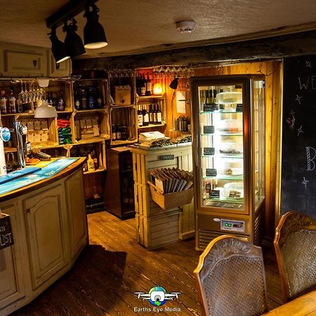 The Bear Inn ランダバリー エクステリア 写真