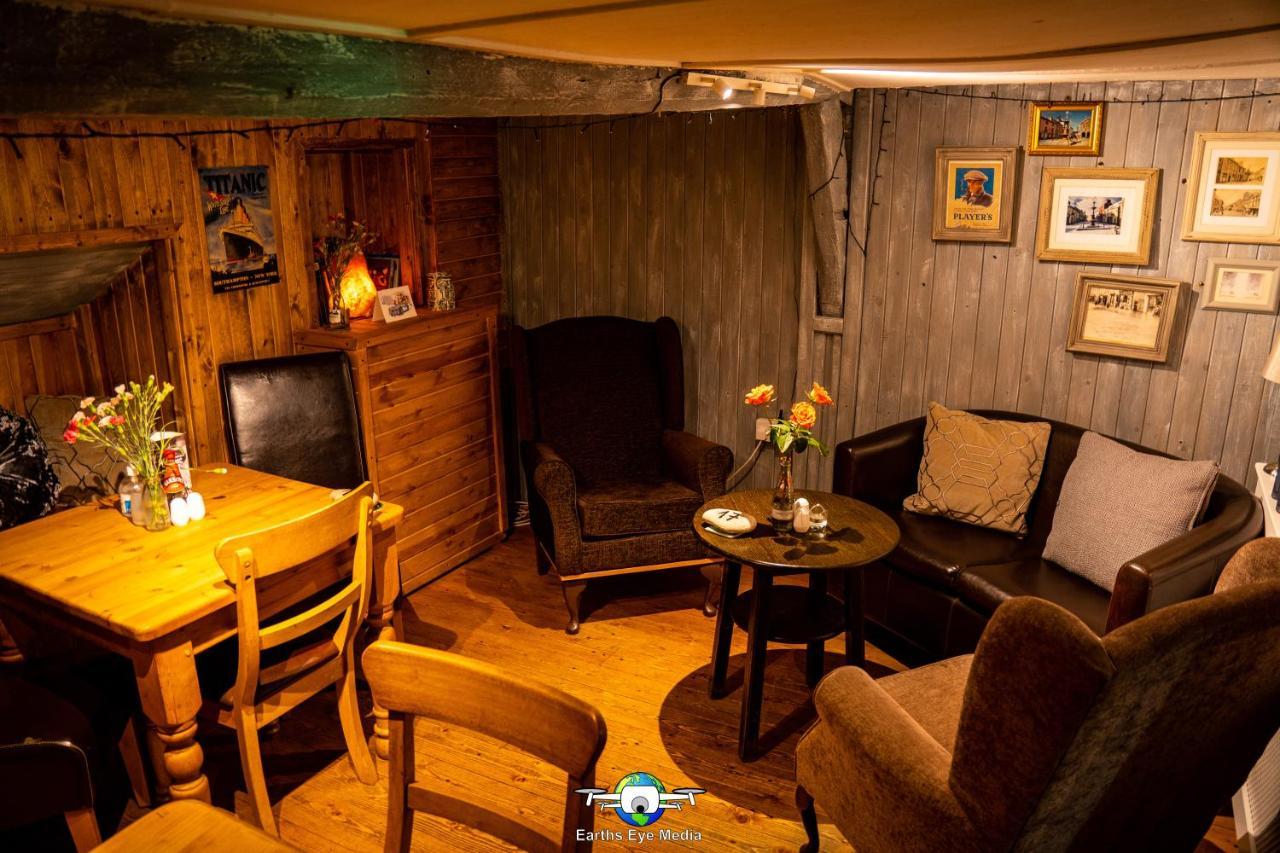 The Bear Inn ランダバリー エクステリア 写真
