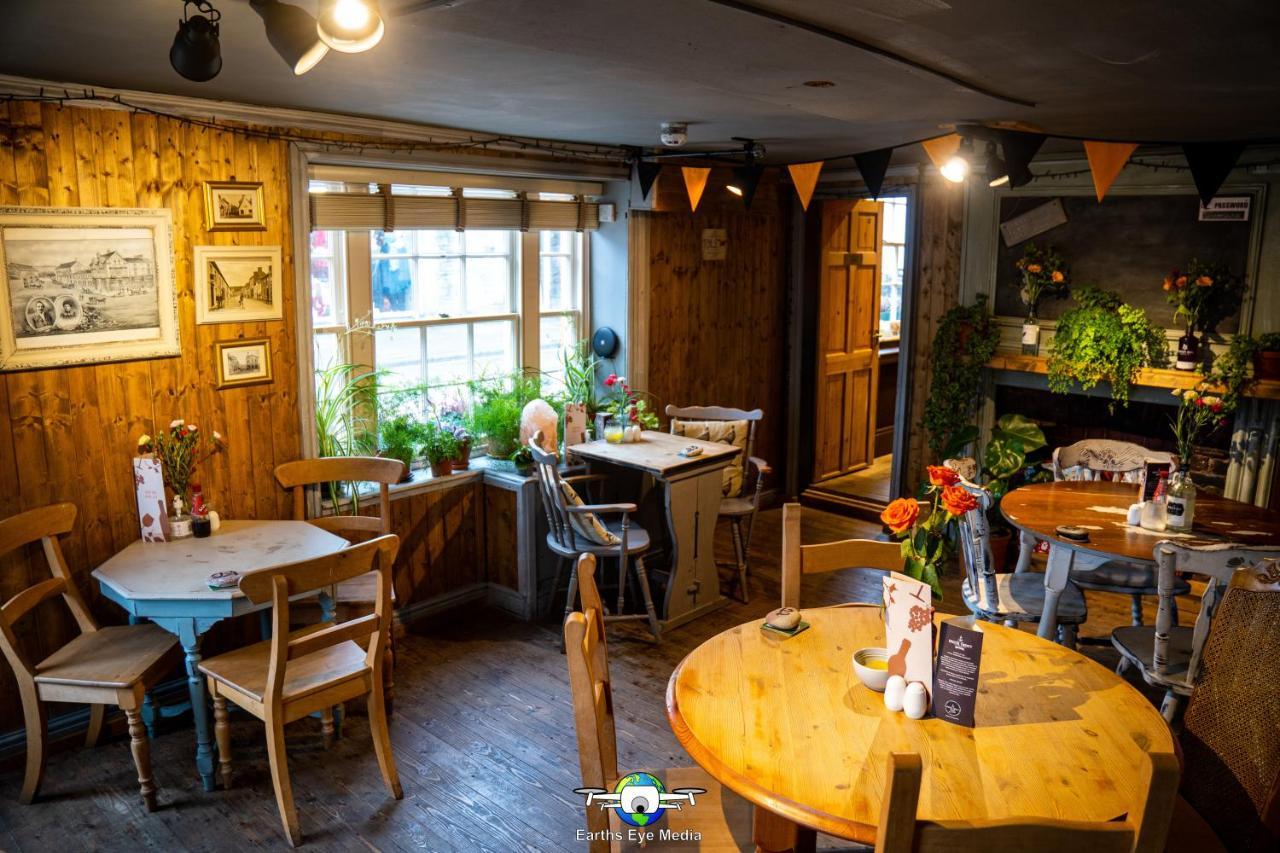 The Bear Inn ランダバリー エクステリア 写真