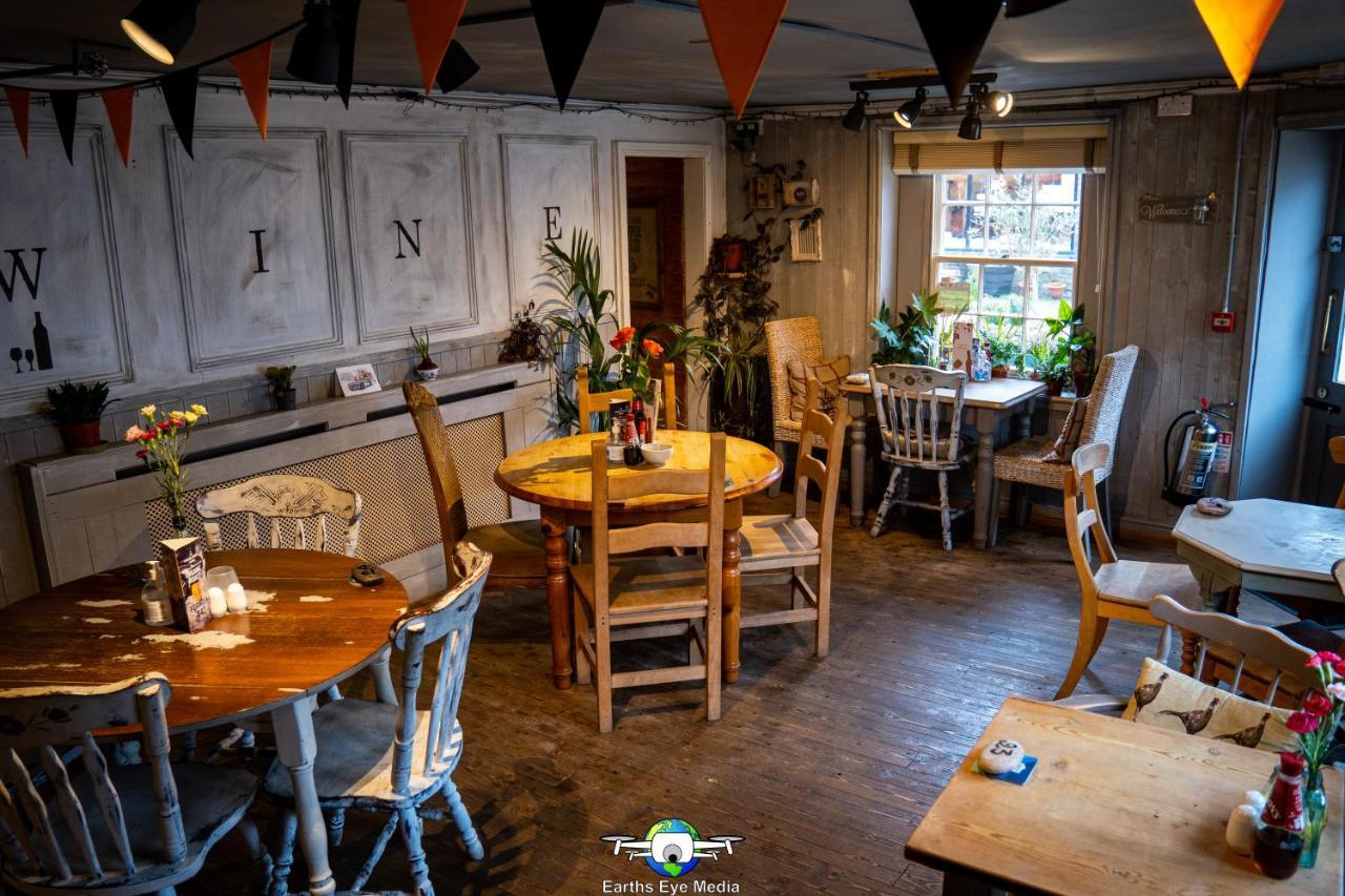 The Bear Inn ランダバリー エクステリア 写真